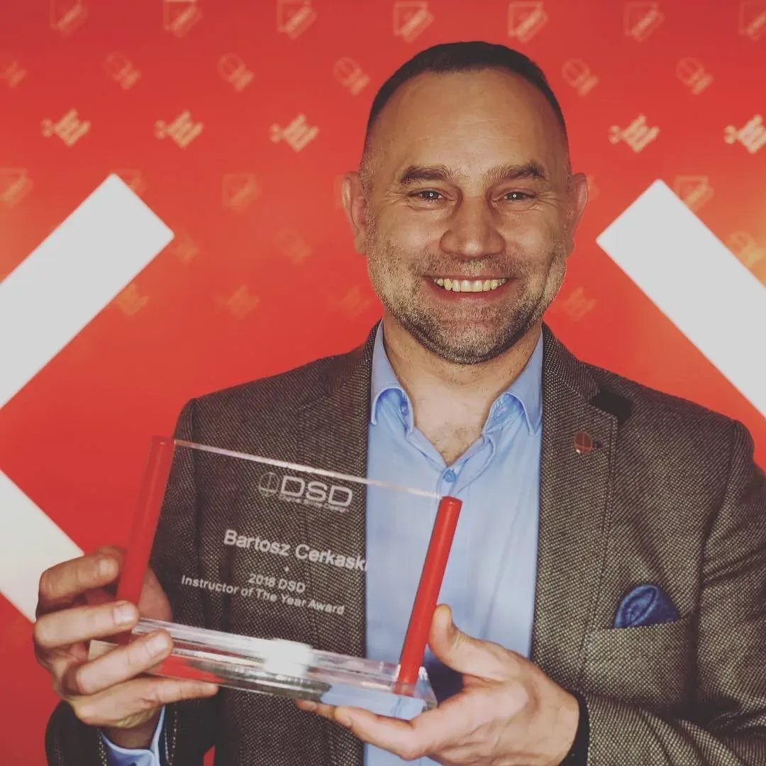 Bartosz Cerkaski ze statuetką DSD Instructor of the Year Award 2018