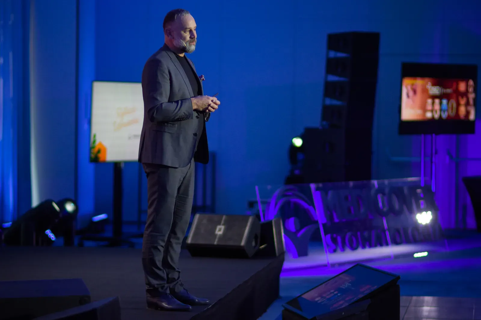 Bartosz Cerkaski na scenie konferencji stomatologicznej