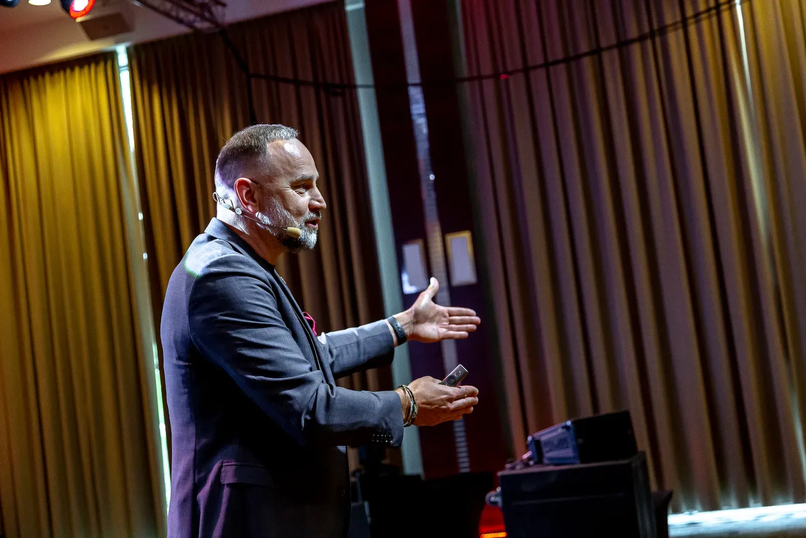 Bartosz Cerkaski wykłada na scenie konferencji Digital Experts