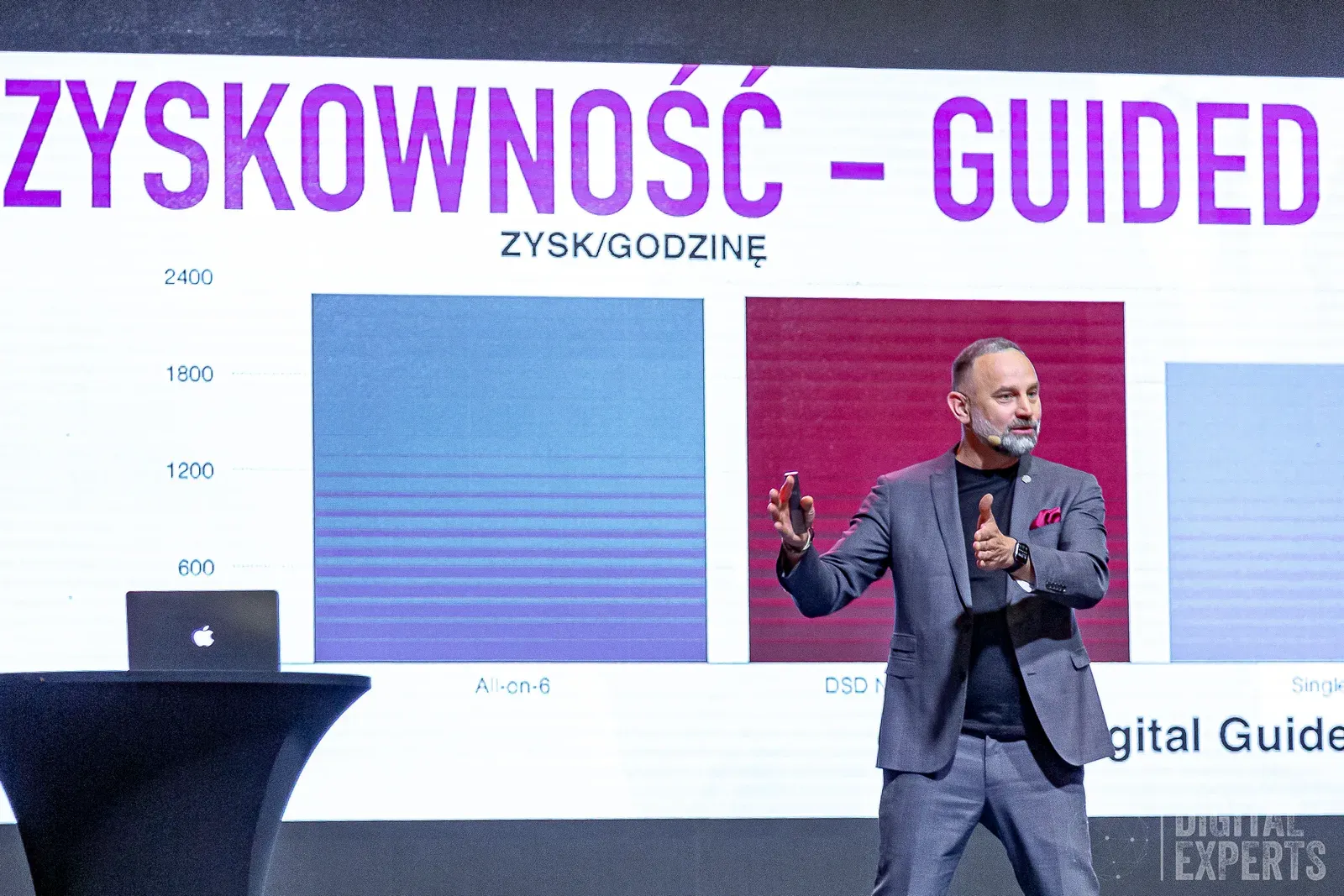 Bartosz Cerkaski podczas wystąpienia konferencyjnego o zyskowności nawigowanej implantologii